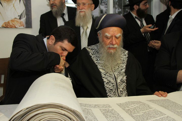 גלריה: הראשון לציון הרב בקשי דורון חגג עם ספר התורה