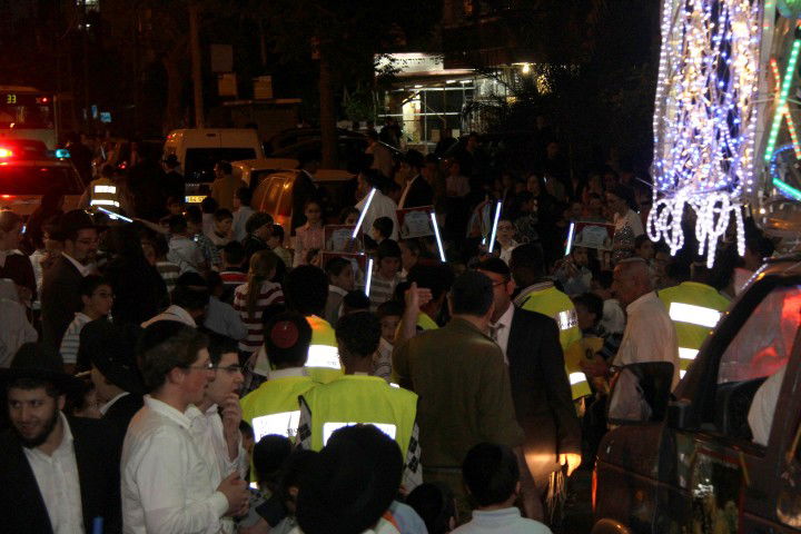 גלריה: הראשון לציון הרב בקשי דורון חגג עם ספר התורה