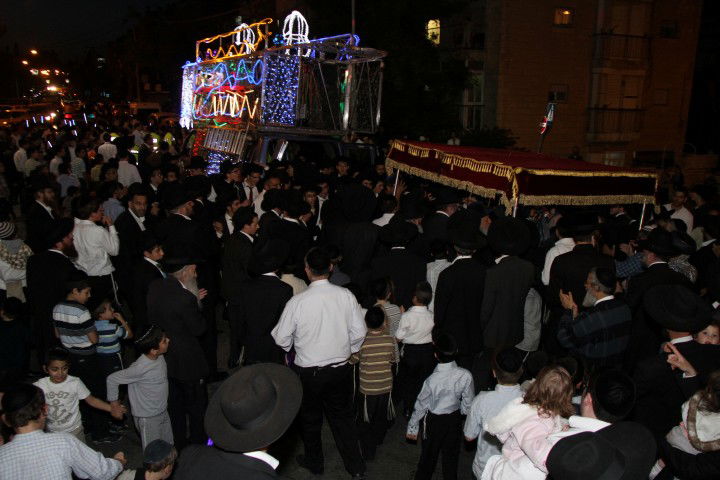 גלריה: הראשון לציון הרב בקשי דורון חגג עם ספר התורה