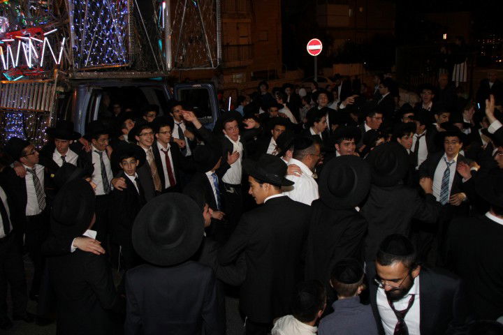 גלריה: הראשון לציון הרב בקשי דורון חגג עם ספר התורה