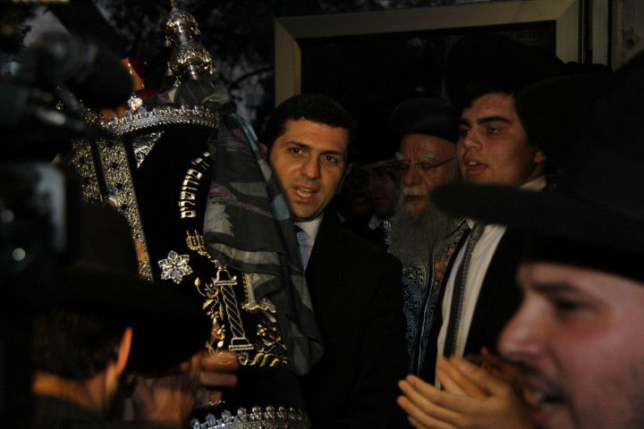 גלריה: הראשון לציון הרב בקשי דורון חגג עם ספר התורה