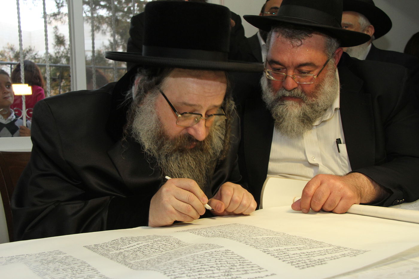 גלריה: הראשון לציון הרב בקשי דורון חגג עם ספר התורה