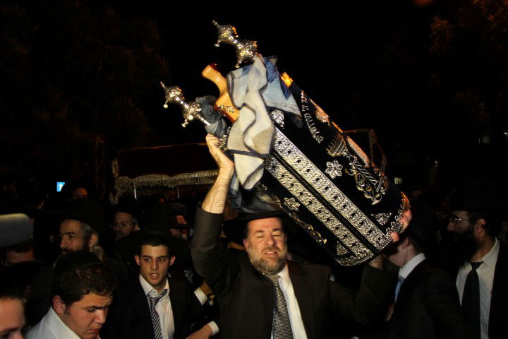 גלריה: הראשון לציון הרב בקשי דורון חגג עם ספר התורה