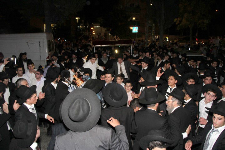 גלריה: הראשון לציון הרב בקשי דורון חגג עם ספר התורה