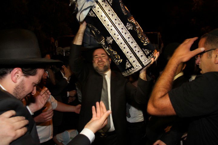 גלריה: הראשון לציון הרב בקשי דורון חגג עם ספר התורה