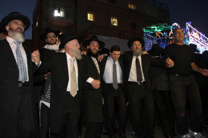 גלריה: הראשון לציון הרב בקשי דורון חגג עם ספר התורה