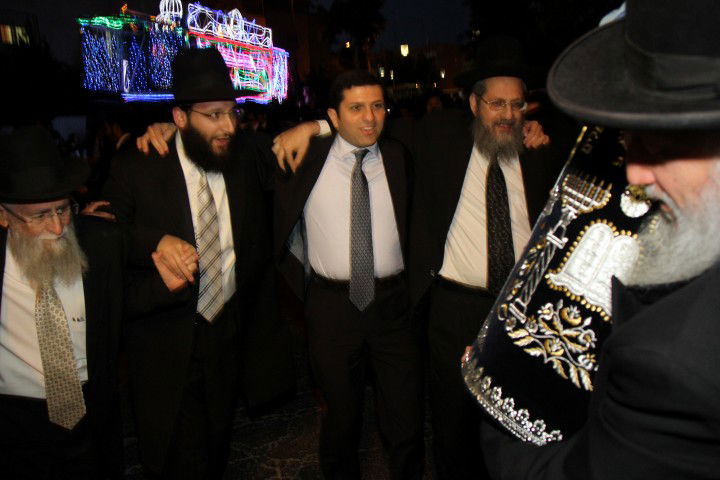 גלריה: הראשון לציון הרב בקשי דורון חגג עם ספר התורה