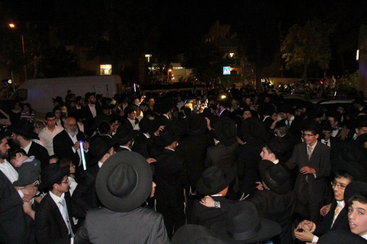 גלריה: הראשון לציון הרב בקשי דורון חגג עם ספר התורה