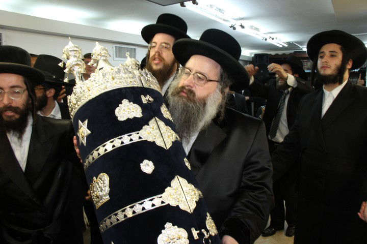 גלריה: הראשון לציון הרב בקשי דורון חגג עם ספר התורה