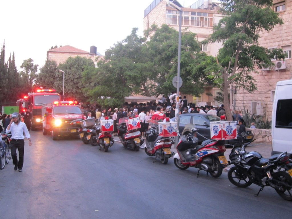 עשרות לכודים חולצו מהבניין הבוער בשכונת מאה שערים