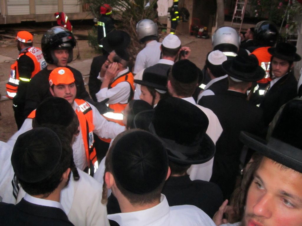 עשרות לכודים חולצו מהבניין הבוער בשכונת מאה שערים