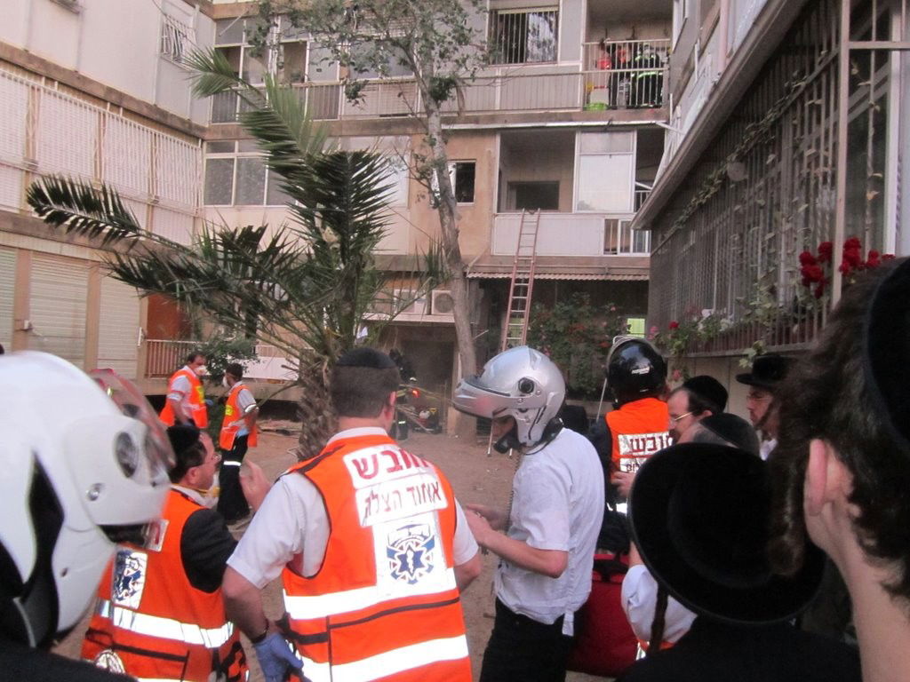 עשרות לכודים חולצו מהבניין הבוער בשכונת מאה שערים