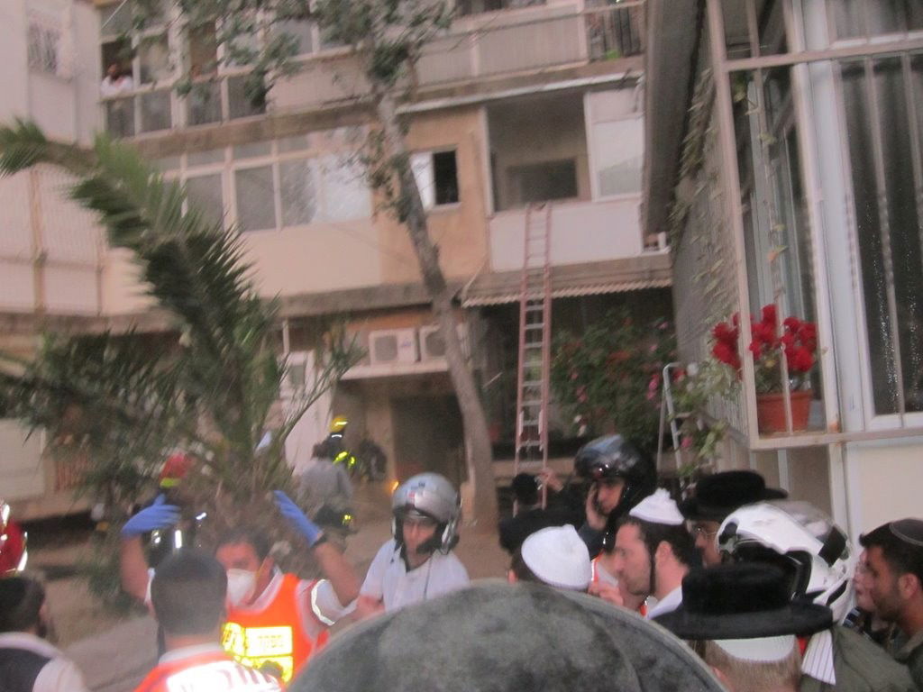 עשרות לכודים חולצו מהבניין הבוער בשכונת מאה שערים