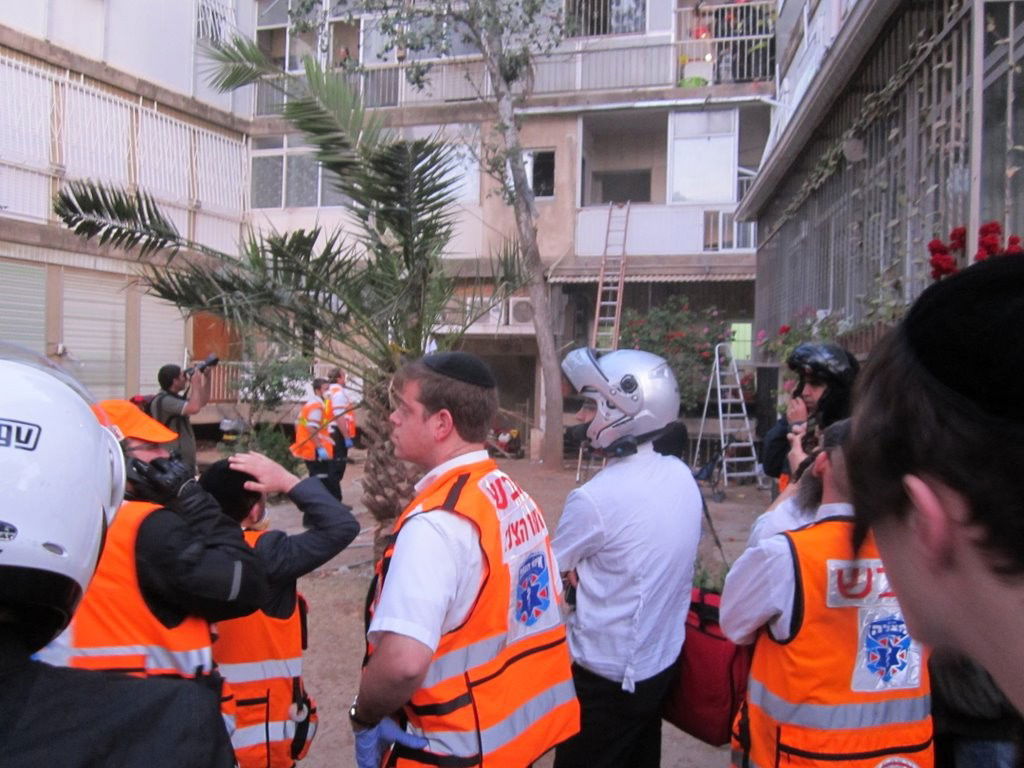 עשרות לכודים חולצו מהבניין הבוער בשכונת מאה שערים