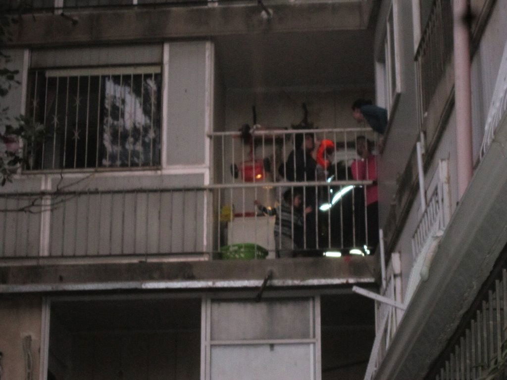 עשרות לכודים חולצו מהבניין הבוער בשכונת מאה שערים