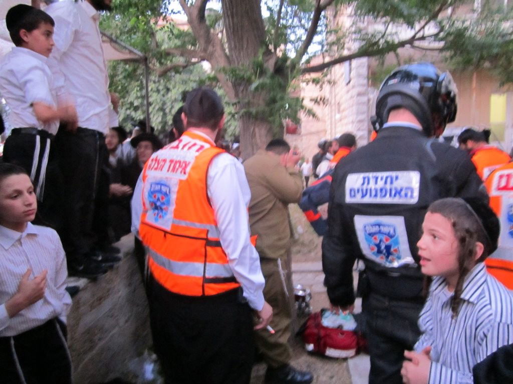 עשרות לכודים חולצו מהבניין הבוער בשכונת מאה שערים