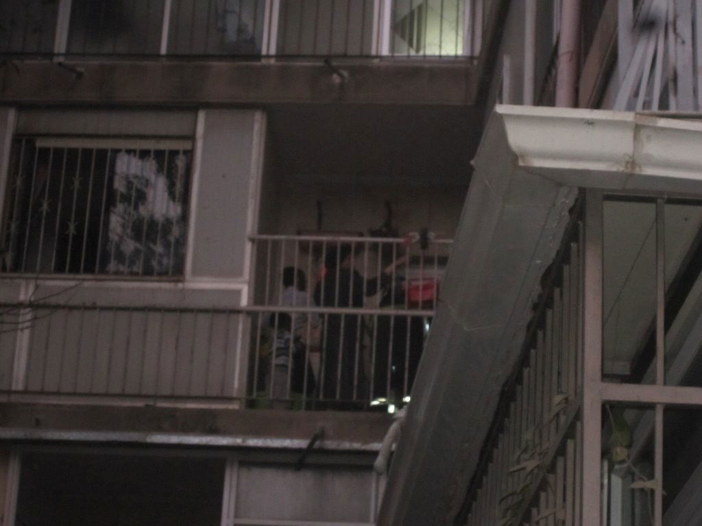 עשרות לכודים חולצו מהבניין הבוער בשכונת מאה שערים