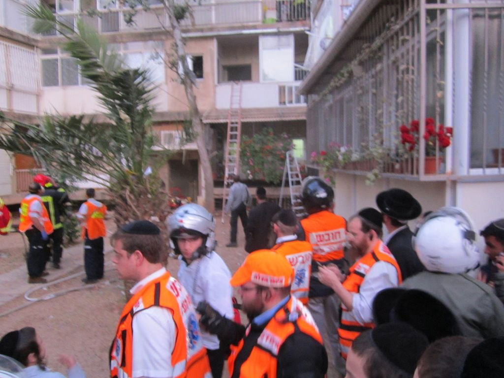 עשרות לכודים חולצו מהבניין הבוער בשכונת מאה שערים