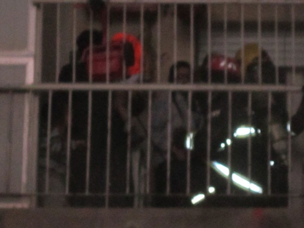 עשרות לכודים חולצו מהבניין הבוער בשכונת מאה שערים