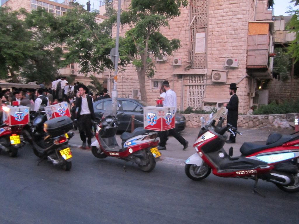 עשרות לכודים חולצו מהבניין הבוער בשכונת מאה שערים