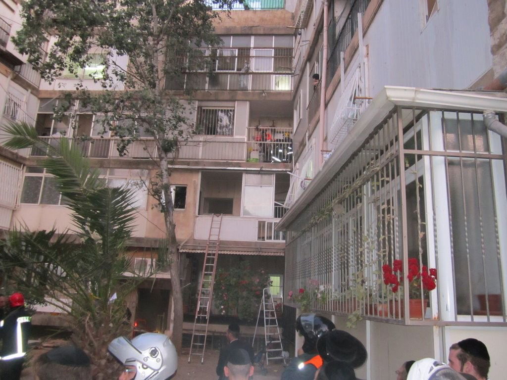 עשרות לכודים חולצו מהבניין הבוער בשכונת מאה שערים