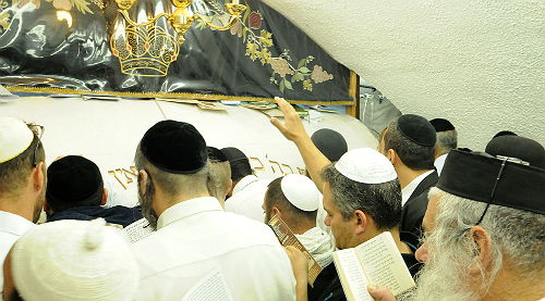 אלפים נוהרים לקבר שמואל הנביא בליווי כוחות משטרה