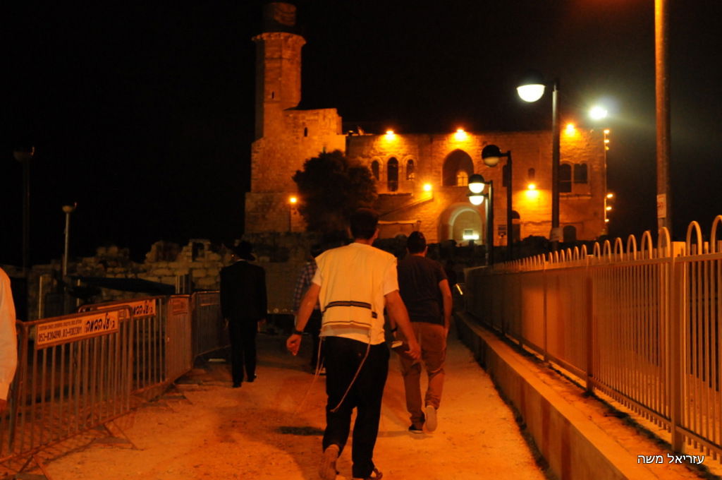 אלפים נוהרים לקבר שמואל הנביא בליווי כוחות משטרה