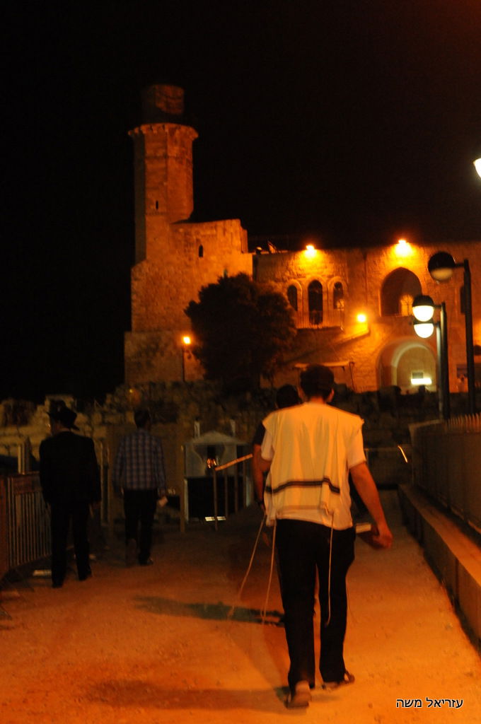 אלפים נוהרים לקבר שמואל הנביא בליווי כוחות משטרה