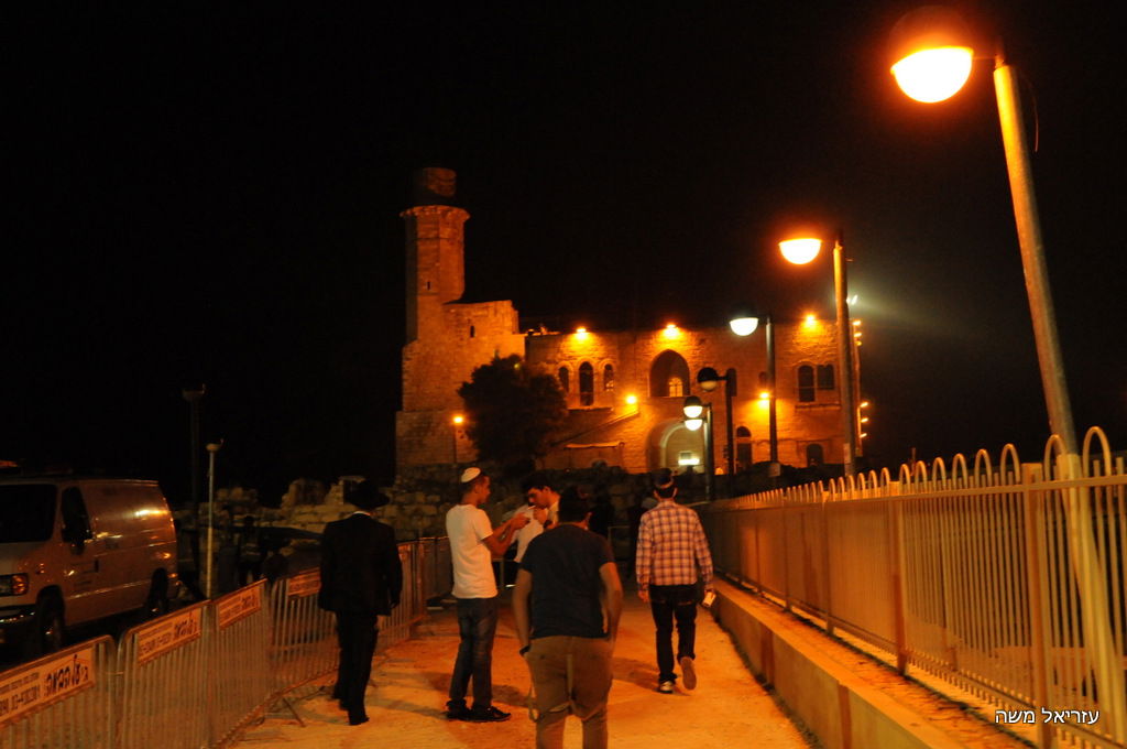 אלפים נוהרים לקבר שמואל הנביא בליווי כוחות משטרה