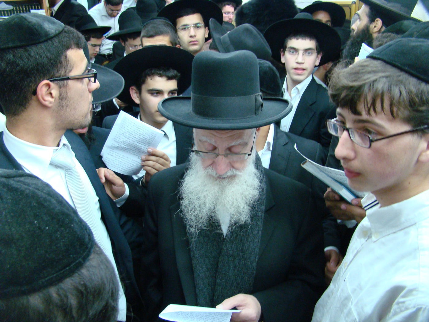 אלפים נוהרים לקבר שמואל הנביא בליווי כוחות משטרה