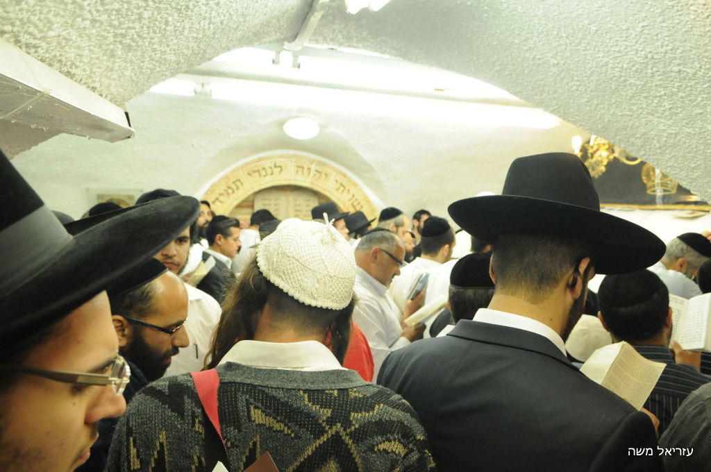 אלפים נוהרים לקבר שמואל הנביא בליווי כוחות משטרה