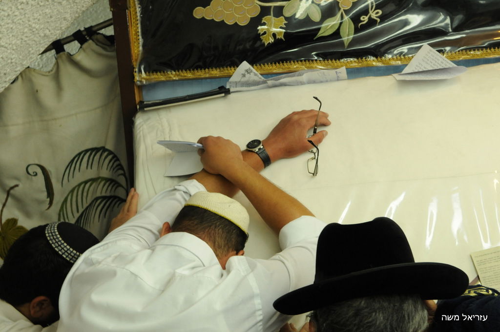 אלפים נוהרים לקבר שמואל הנביא בליווי כוחות משטרה