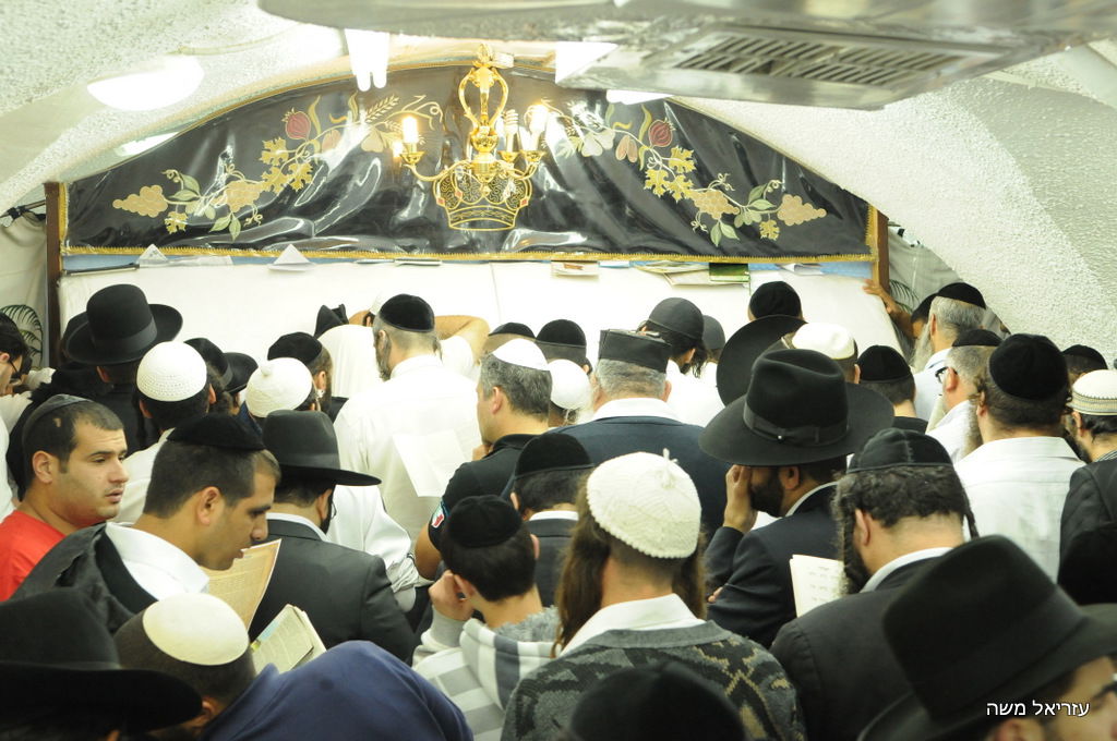 אלפים נוהרים לקבר שמואל הנביא בליווי כוחות משטרה