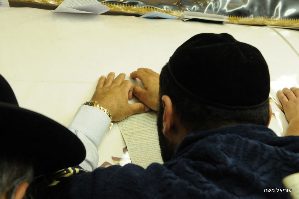 אלפים נוהרים לקבר שמואל הנביא בליווי כוחות משטרה