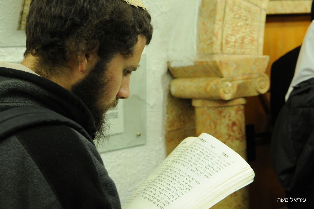 אלפים נוהרים לקבר שמואל הנביא בליווי כוחות משטרה