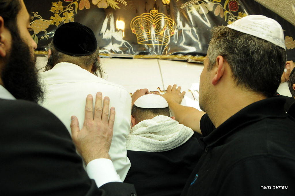 אלפים נוהרים לקבר שמואל הנביא בליווי כוחות משטרה