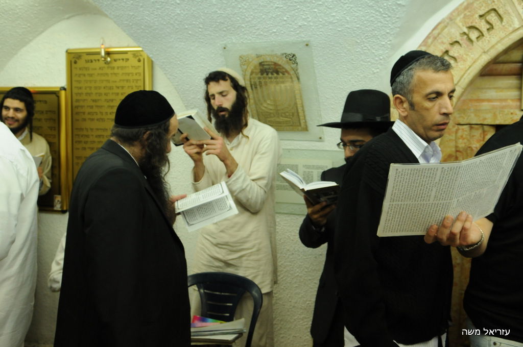 אלפים נוהרים לקבר שמואל הנביא בליווי כוחות משטרה