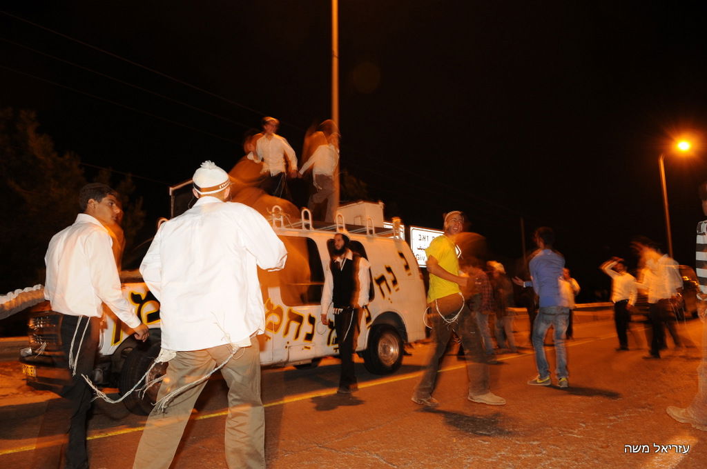 אלפים נוהרים לקבר שמואל הנביא בליווי כוחות משטרה