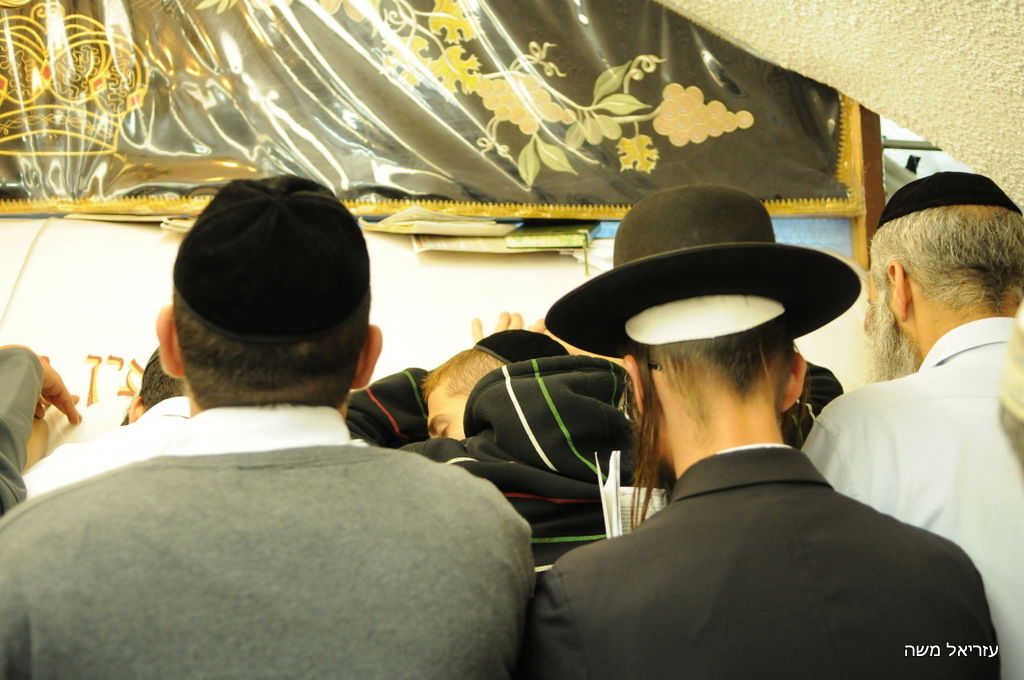 אלפים נוהרים לקבר שמואל הנביא בליווי כוחות משטרה