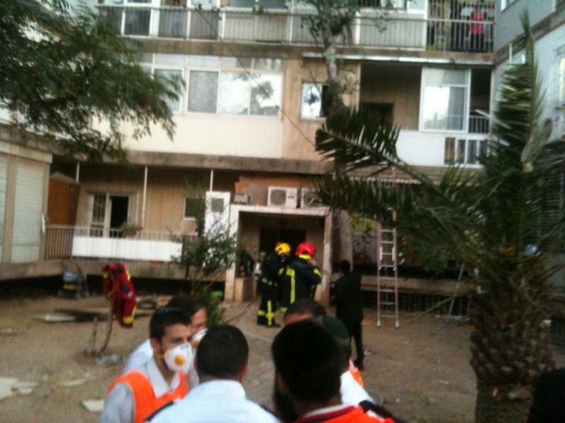 שריפה בבניין במאה שערים: הדיירים הלכודים בבניין חולצו