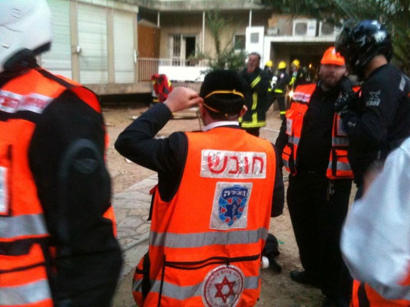 שריפה בבניין במאה שערים: הדיירים הלכודים בבניין חולצו