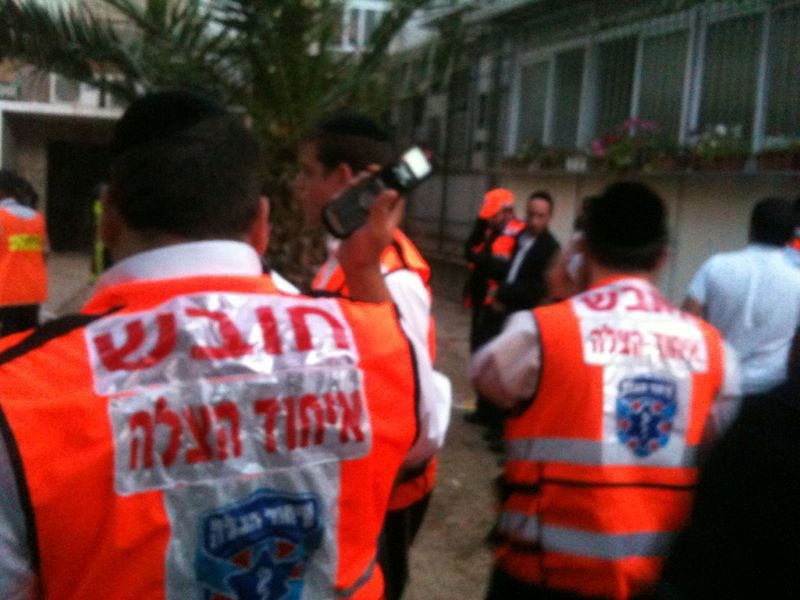 שריפה בבניין במאה שערים: הדיירים הלכודים בבניין חולצו