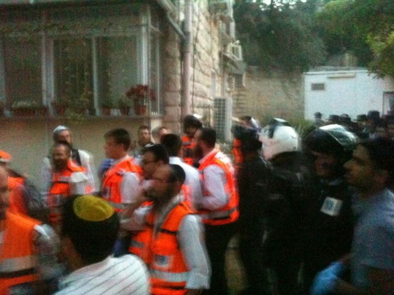 שריפה בבניין במאה שערים: הדיירים הלכודים בבניין חולצו