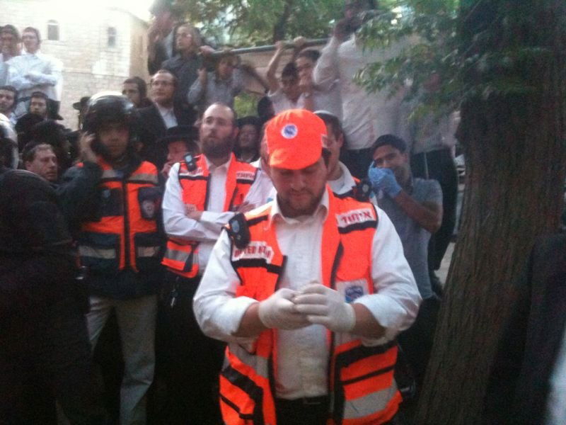 שריפה בבניין במאה שערים: הדיירים הלכודים בבניין חולצו