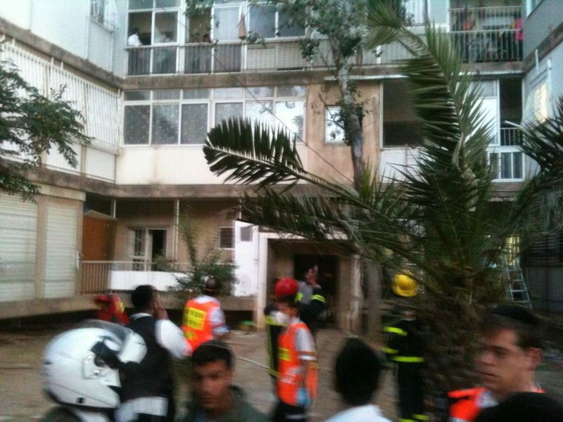 שריפה בבניין במאה שערים: הדיירים הלכודים בבניין חולצו