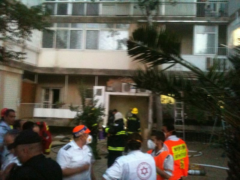 שריפה בבניין במאה שערים: הדיירים הלכודים בבניין חולצו