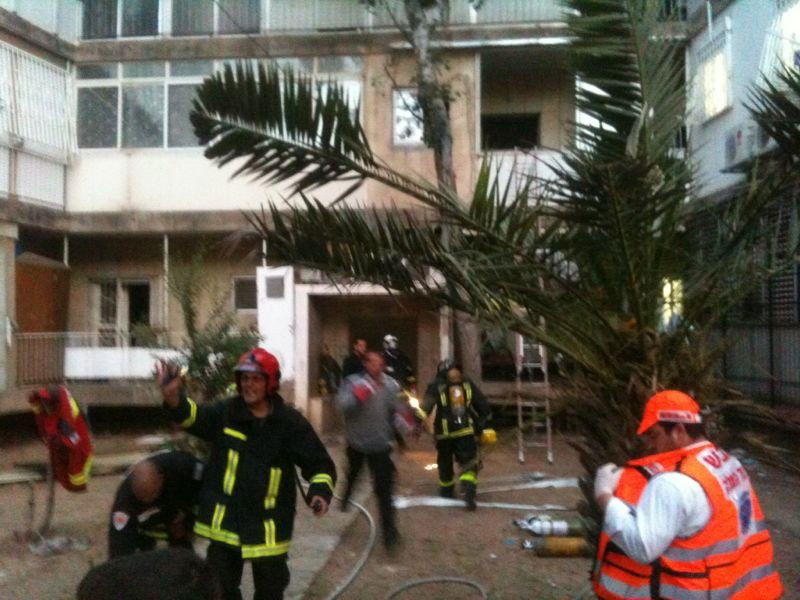 שריפה בבניין במאה שערים: הדיירים הלכודים בבניין חולצו