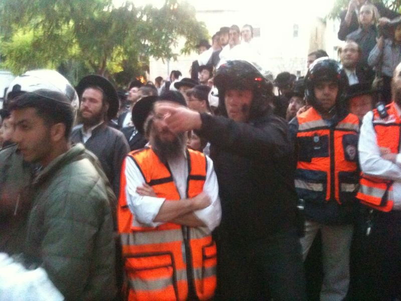 שריפה בבניין במאה שערים: הדיירים הלכודים בבניין חולצו