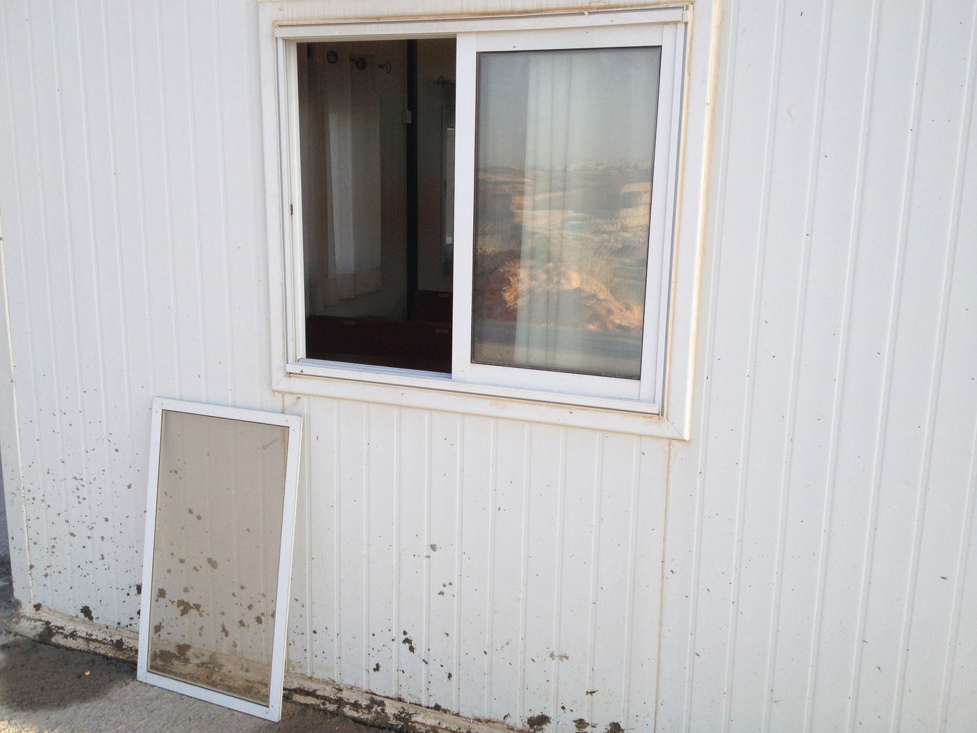 הלם בתל ציון: בית הכנסת נפרץ, ספרי התורה חוללו