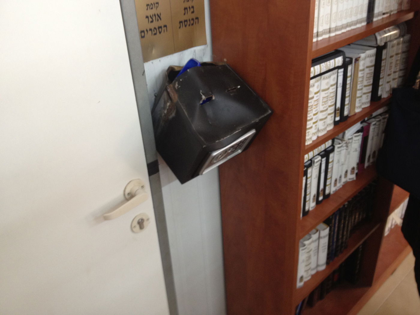 הלם בתל ציון: בית הכנסת נפרץ, ספרי התורה חוללו